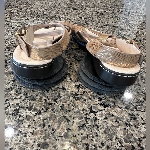 Donald J. Pliner Thong Sandals in Gold, Size 9M - Picture 9 of 14